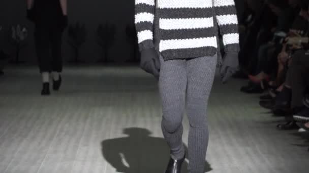 Fashion show. Male man model walks on the catwalk. — Stock Video