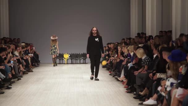 Modeshow. man man model wandelingen op de catwalk. — Stockvideo