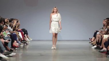 Moda gösterisinde podyumda manken kız.