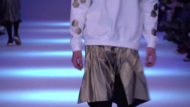 Desfile de moda. masculino homem modelo caminha no o passarela. — Vídeo de Stock