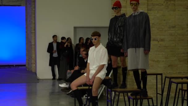 Fashion show. Male man model walks on the catwalk. — Stock Video