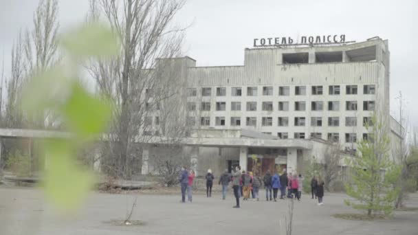 Csernobili Kizárási Zóna. Pripyat vagyok. Extrém turizmus. Turisták. — Stock videók