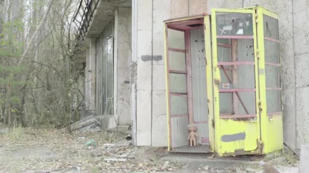 Csernobili Kizárási Zóna. Pripyat vagyok. Extrém turizmus. Turisták. — Stock videók