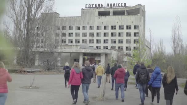 Sperrzone Tschernobyl. Pripjat. Extremtourismus. Touristen. — Stockvideo