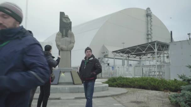 Зона отчуждения Чернобыля. Припять. Экстремальный туризм. Туристы . — стоковое видео