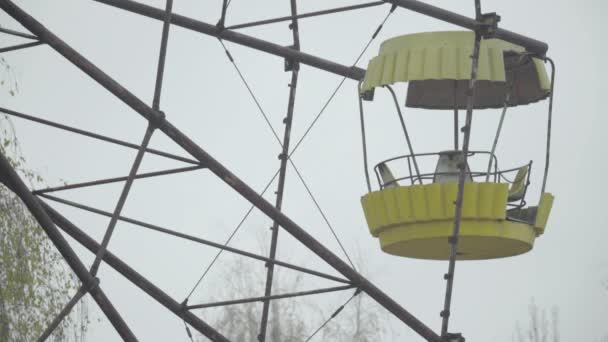 Зона отчуждения Чернобыля. Припять. Заброшенное колесо обозрения — стоковое видео