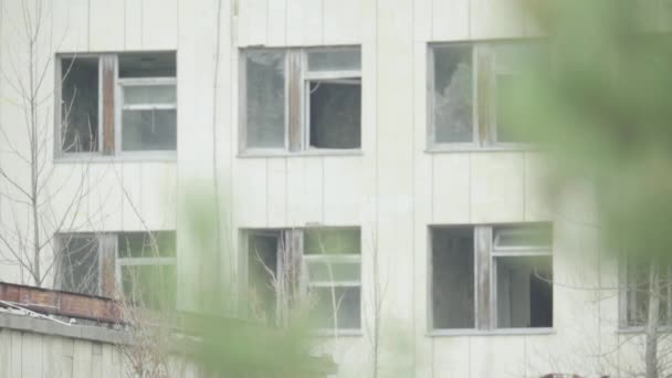 Uitsluitingszone Tsjernobyl. Pripyat. Stadslandschap van een verlaten stad — Stockvideo