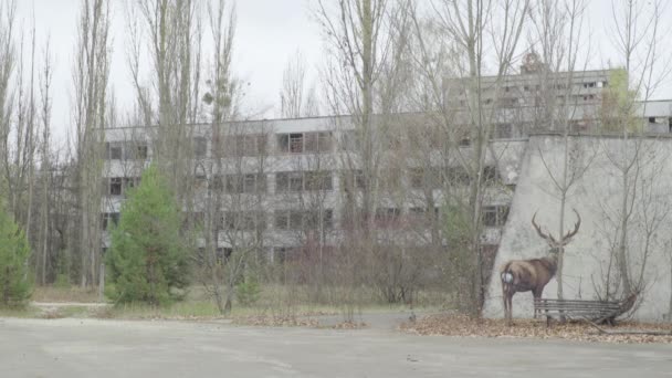 Zona de exclusión de Chernobyl. Pripyat. Paisaje urbano de una ciudad abandonada — Vídeo de stock