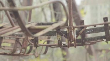 Çernobil Yasak Bölge. Pripyat. Şehir merkezinde terk edilmiş bir park.