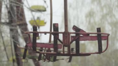 Çernobil Yasak Bölge. Pripyat. Şehir merkezinde terk edilmiş bir park.