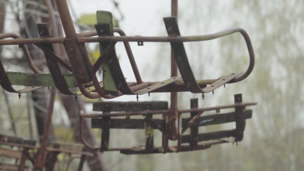 Zona de Exclusão de Chernobil. Pripyat. Parque abandonado no centro da cidade — Vídeo de Stock