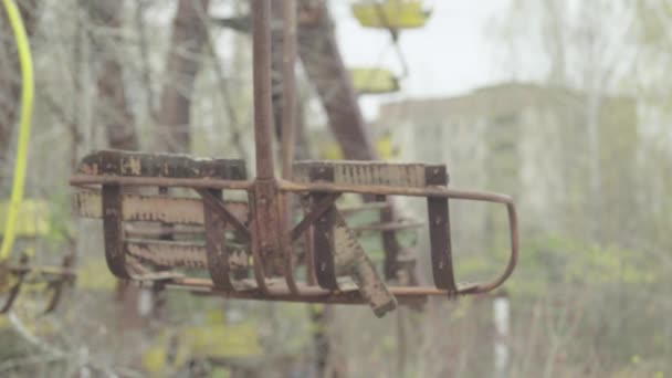 Sperrzone Tschernobyl. Pripjat. Verlassener Park in der Innenstadt — Stockvideo