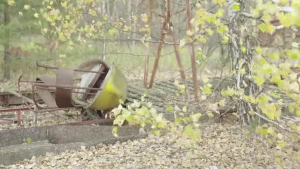 Çernobil Yasak Bölge. Pripyat. Şehir merkezinde terk edilmiş bir park. — Stok video