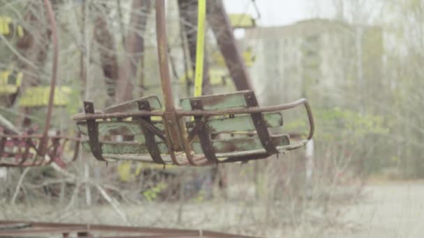 Sperrzone Tschernobyl. Pripjat. Verlassener Park in der Innenstadt — Stockvideo