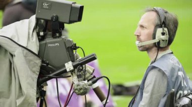 Futbol maçı sırasında stadyumda kameraman vardı. TV