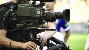 Futbol maçı sırasında stadyumda kameraman vardı. TV