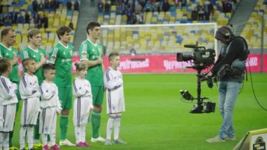 Futbol maçı sırasında stadyumda kameraman vardı. TV