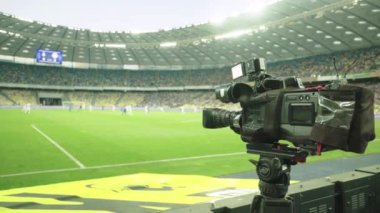 Futbol maçı sırasında stadyumda kameraman vardı. TV