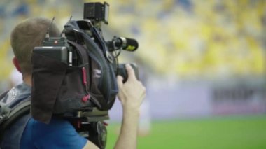 Futbol maçı sırasında stadyumda kameraman vardı. TV