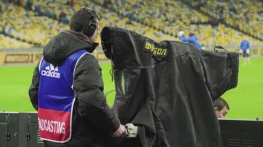Futbol maçı sırasında stadyumda kameraman vardı. TV