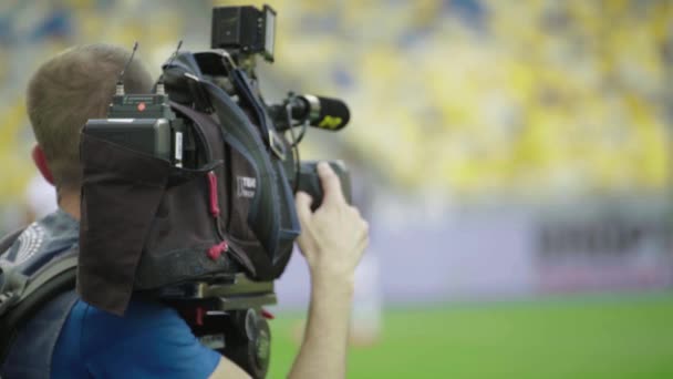 Камераман з камерою на стадіоні під час футбольного матчу. Телебачення — стокове відео