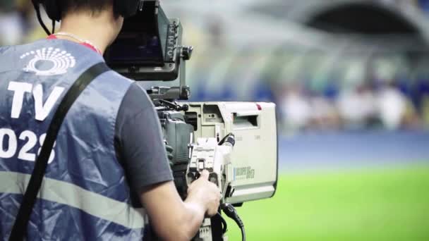 Kameramann mit Kamera im Stadion während eines Fußballspiels. Fernsehen — Stockvideo