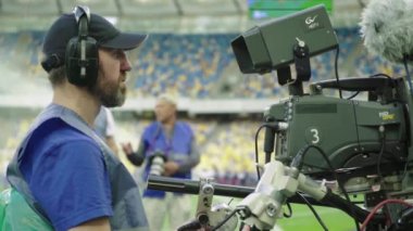 Futbol maçı sırasında stadyumda kameraman vardı. TV