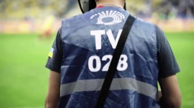 Futbol maçı sırasında stadyumda kameraman vardı. TV