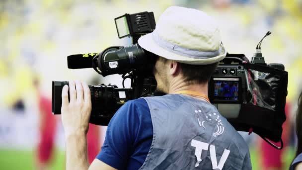 Cameraman met een camera in het stadion tijdens een voetbalwedstrijd. Televisie — Stockvideo