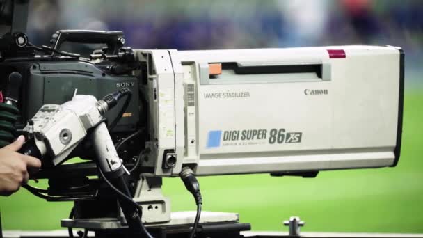 Camarógrafo con una cámara en el estadio durante un partido de fútbol. Televisión — Vídeo de stock