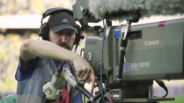 Kamerzysta z kamerą na stadionie podczas meczu piłki nożnej. Telewizja — Wideo stockowe