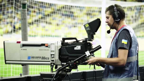 Juru kamera dengan kamera di stadion selama pertandingan sepak bola. TV — Stok Video