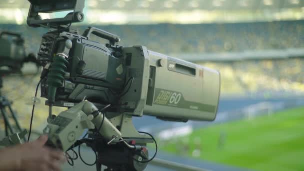 Cameraman com uma câmera no estádio durante um jogo de futebol. Televisão — Vídeo de Stock