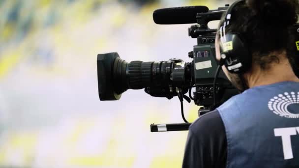 Futbol maçı sırasında stadyumda kameraman vardı. TV — Stok video