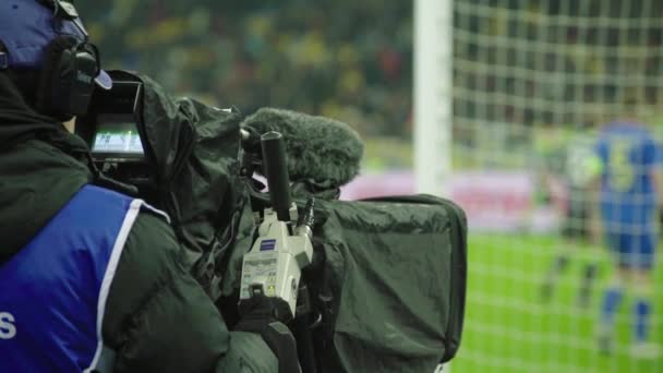 Camarógrafo con una cámara en el estadio durante un partido de fútbol. Televisión — Vídeos de Stock