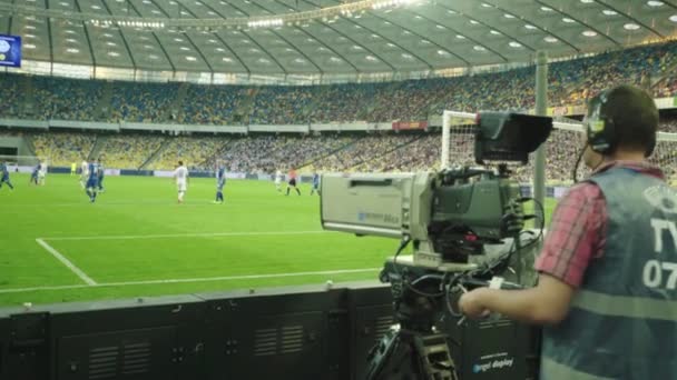 サッカーの試合中にスタジアムでカメラを持つカメラマン。テレビ — ストック動画