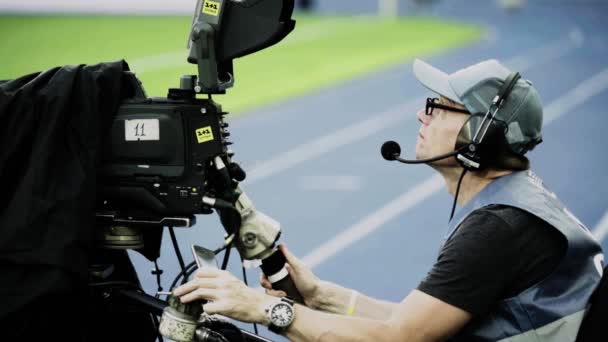 Kameraman med kamera på arenan under en fotbollsmatch. TV — Stockvideo