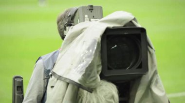Futbol maçı sırasında stadyumda kameraman vardı. TV