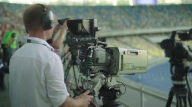 Futbol maçı sırasında stadyumda kameraman vardı. TV