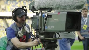 Futbol maçı sırasında stadyumda kameraman vardı. TV