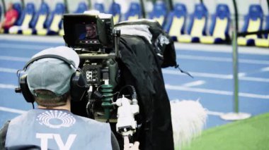Futbol maçı sırasında stadyumda kameraman vardı. TV