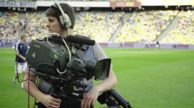Futbol maçı sırasında stadyumda kameraman vardı. TV