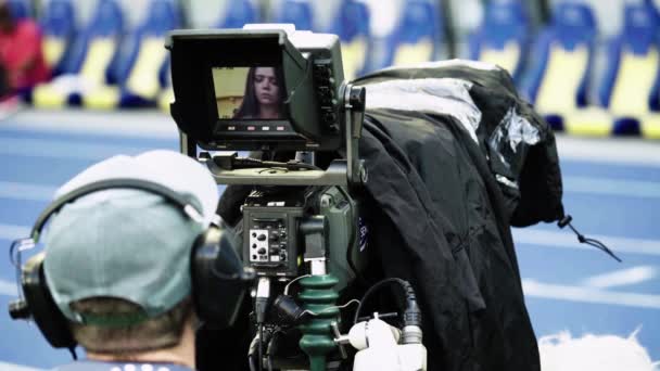 Cameraman met een camera in het stadion tijdens een voetbalwedstrijd. Televisie — Stockvideo