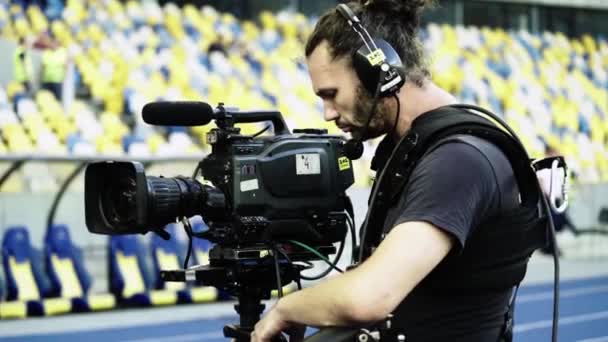 Kameraman med kamera på arenan under en fotbollsmatch. TV — Stockvideo