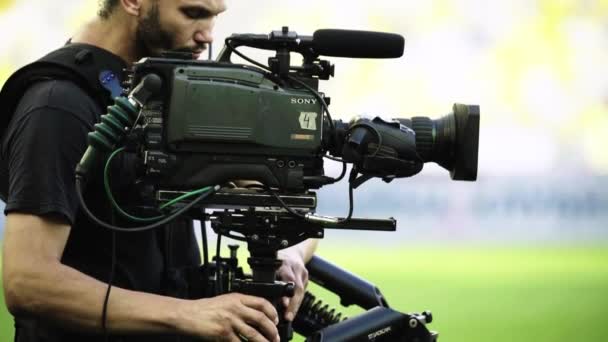 Caméraman avec une caméra dans le stade pendant un match de football. Télévision — Video