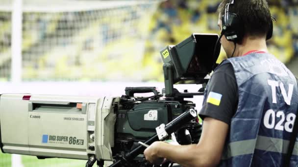 Kameraman s kamerou na stadionu během fotbalového zápasu. TV — Stock video