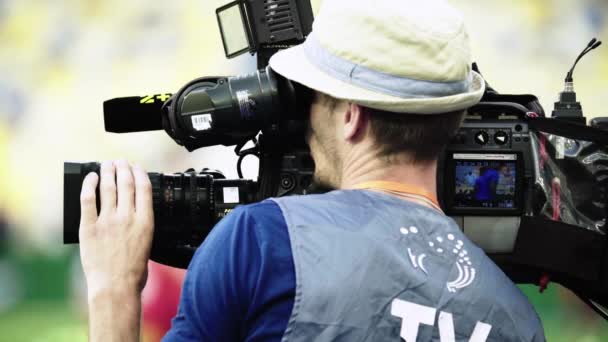 Caméraman avec une caméra dans le stade pendant un match de football. Télévision — Video