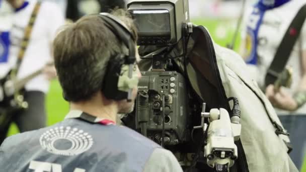 Camarógrafo con una cámara en el estadio durante un partido de fútbol. Televisión — Vídeos de Stock