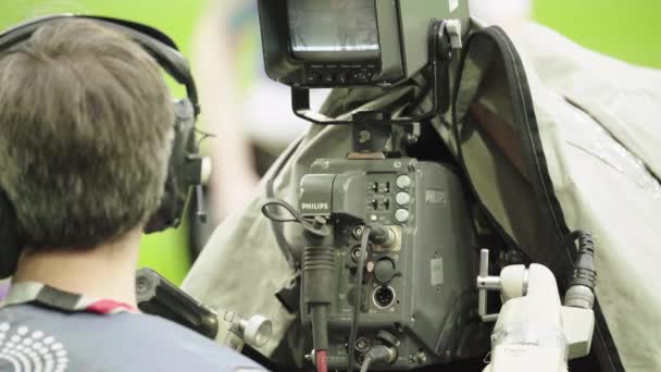 Kameraman s kamerou na stadionu během fotbalového zápasu. TV — Stock video