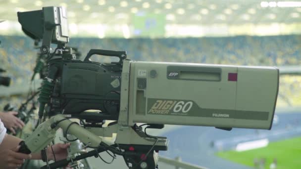 Camarógrafo con una cámara en el estadio durante un partido de fútbol. Televisión — Vídeo de stock